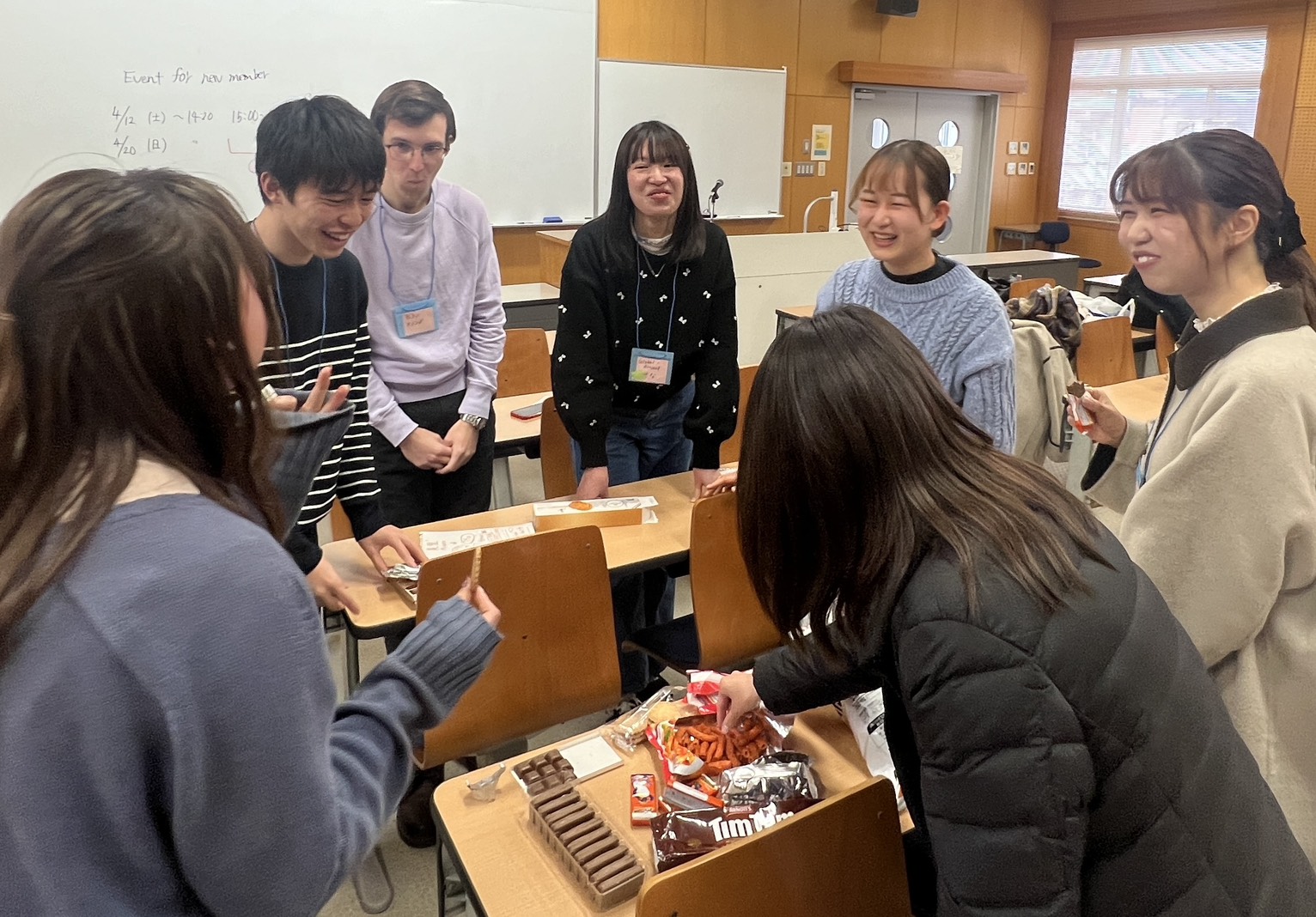 海外のお菓子を片手に仲を深めるメンバー